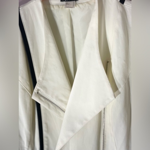 VENUS classy wear with anything spring jacket. Like new condition. - Picture 4 of 10